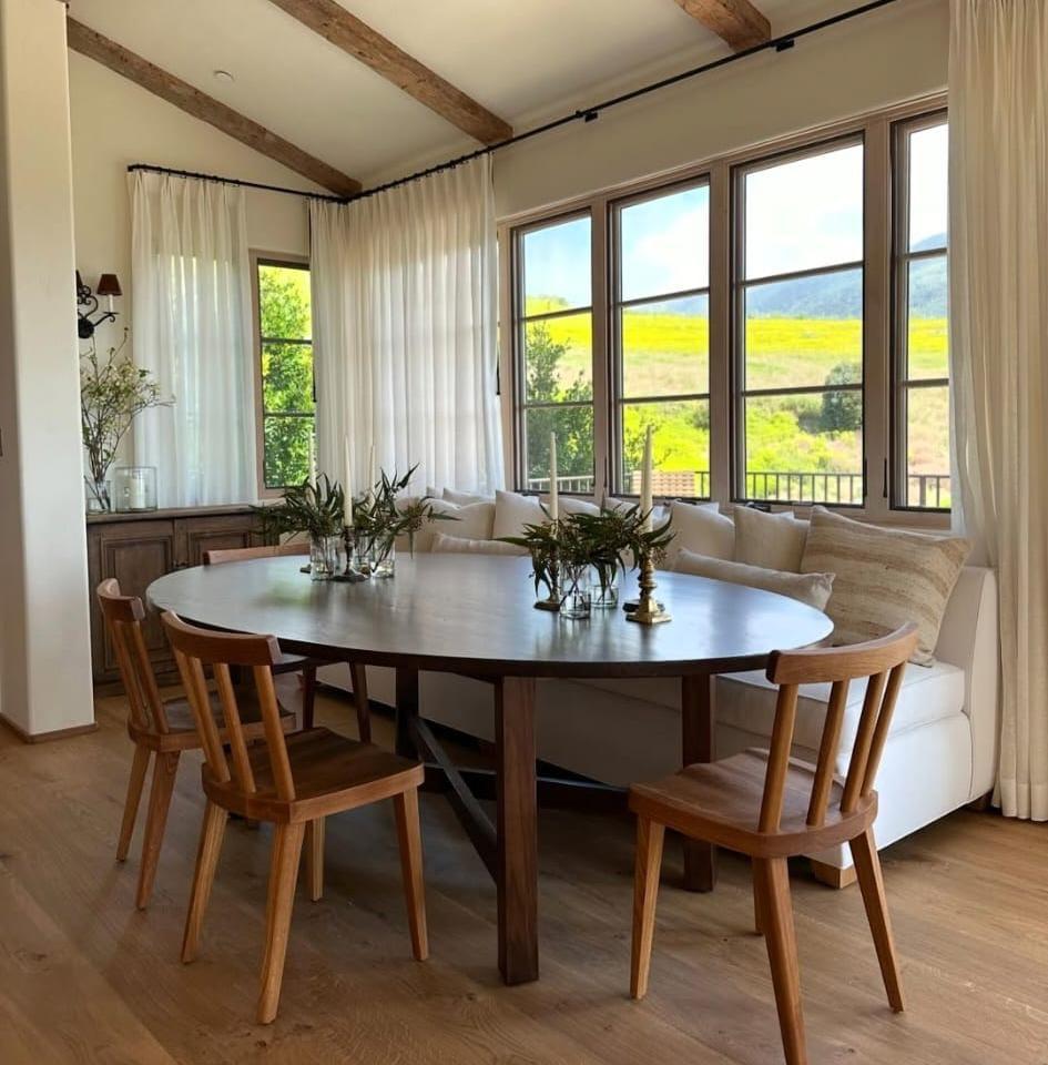 Comedor residencial junto a grandes ventanales
